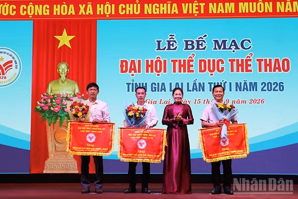 Tặng cờ, hoa cho các đơn vị nhất, nhì, ba toàn đoàn khối phường, ngành. (Ảnh: PHÚC THẮNG)