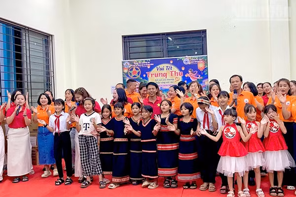 Sôi nổi tiết mục hát đồng ca "Như có Bác Hồ trong ngày vui đại thắng".