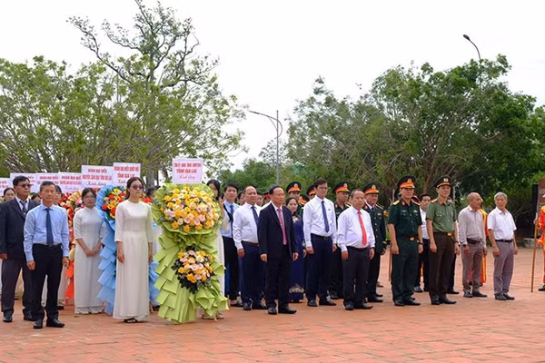 Các đại biểu dự Lễ giỗ. (Ảnh: NGỌC NHUẬN)