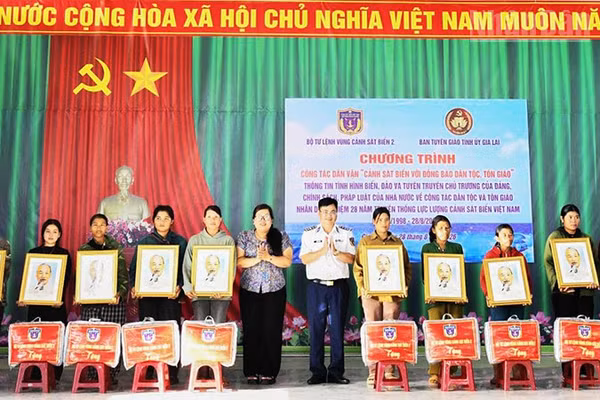 Vùng Cảnh sát biển 2 tặng quà cho các gia đình đồng bào có hoàn cảnh khó khăn xã Đăk Pơ. (Ảnh: Nam Trung)