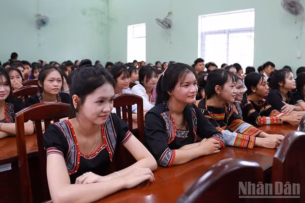 Học sinh Trường phổ thông dân tộc nội trú trung học phổ thông số 1 tỉnh Gia Lai háo hức chào đón năm học mới. (Ảnh: PHÚC THẮNG)