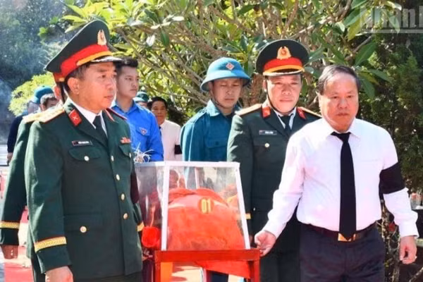 Các đại biểu di chuyển hài cốt các liệt sĩ đến khu vực an táng.