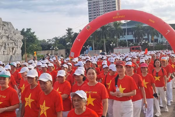 Hàng nghìn người dân nô nức tham dự chương trình ý nghĩa. (Ảnh: TUẤN SƠN)