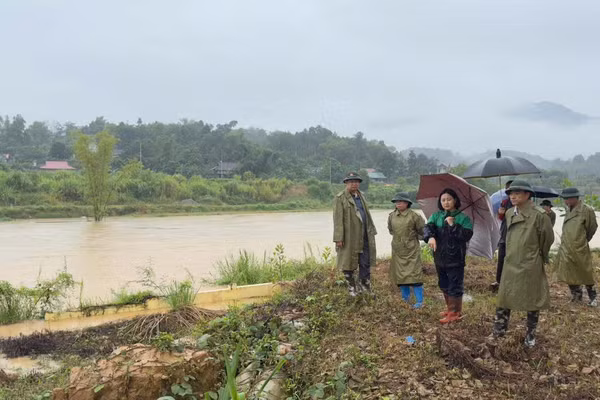 Lãnh đạo xã Na Rì kiểm tra, chỉ đạo công tác ứng phó với mưa lũ trên địa bàn. (Ảnh: Ủy ban nhân dân xã Na Rì)