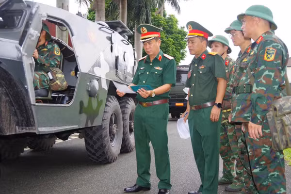 Lãnh đạo Bộ Chỉ huy Quân sự tỉnh Thái Nguyên kiểm tra công tác sẵn sàng chiến đấu tại Đại đội Trinh sát cơ giới I, Phòng Tham mưu. (Ảnh: DUY ĐỨC).