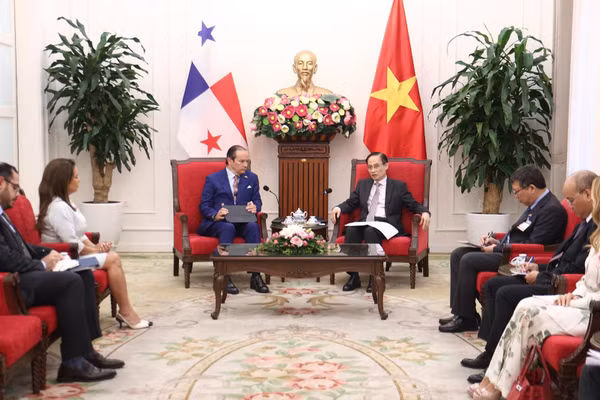 Bộ trưởng Ngoại giao Lê Hoài Trung tiếp Bộ trưởng Ngoại giao Panama Javier Eduardo Martínez-Acha Vásquez. (Ảnh: Bộ Ngoại giao Việt Nam)