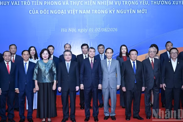 Thủ tướng Chính phủ Lê Minh Hưng chụp ảnh chung cùng các đồng chí lãnh đạo, đại biểu tham dự phiên toàn thể.