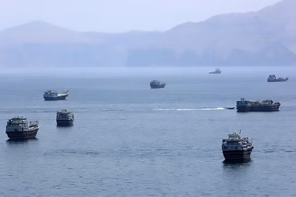 Tàu thuyền di chuyển trên eo biển Hormuz, gần thị trấn Khasab, miền bắc Oman, ngày 20/6/2026. (Ảnh: THX/TTXVN)