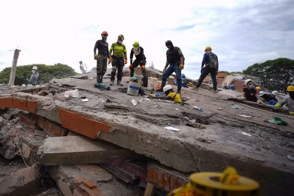 Lực lượng cứu hộ tìm kiếm nạn nhân sau động đất tại Cali, Colombia, ngày 12/8/2026. (Ảnh: THX/TTXVN)