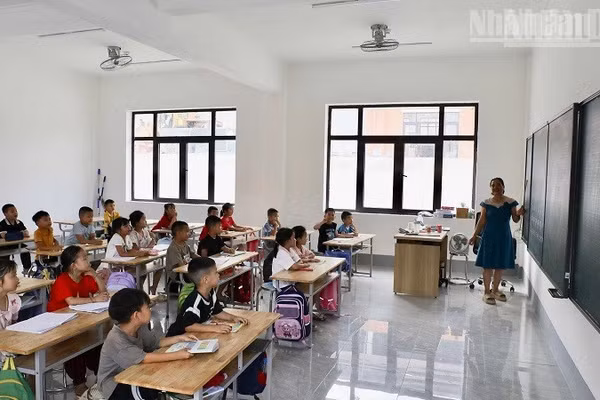 Từ 17/8, Trường nội trú liên cấp Thanh Nưa đã tổ chức tiếp nhận, dạy Tiếng Việt cho học sinh lớp 1 tại ngôi trường mới. (Ảnh: LÊ LAN)