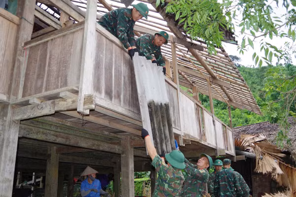 Lực lượng vũ trang tỉnh Thái Nguyên hỗ trợ xóa nhà tạm, nhà dột nát tại xã Nghĩa Tá. (Ảnh: DUY ĐỨC)