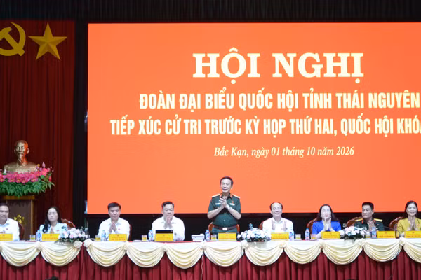 Đại tướng Phan Văn Giang, Ủy viên Bộ Chính trị, Phó Thủ tướng Chính phủ, Bộ trưởng Quốc phòng cùng Đoàn đại biểu Quốc hội tỉnh Thái Nguyên tiếp xúc cử tri 37 xã, phường phía bắc tỉnh. (Ảnh: TUẤN SƠN)