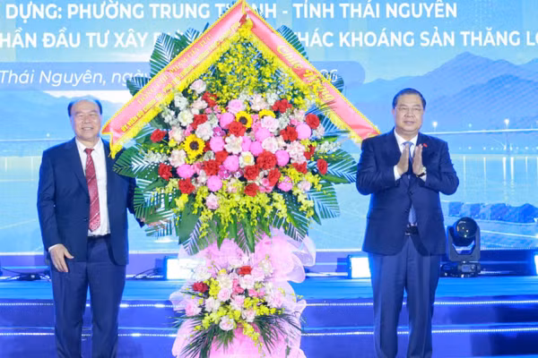 Phó Thủ tướng Thường trực Chính phủ Phạm Gia Túc tặng hoa chúc mừng chủ đầu tư dự án. (Ảnh: TUẤN SƠN).