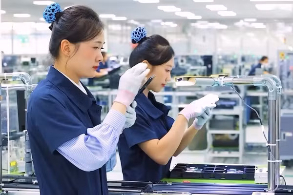 Hoạt động trong Tổ hợp công nghệ cao của Tập đoàn Samsung đầu tư tại Khu công nghiệp Yên Bình. (Ảnh: HƯƠNG LAN)