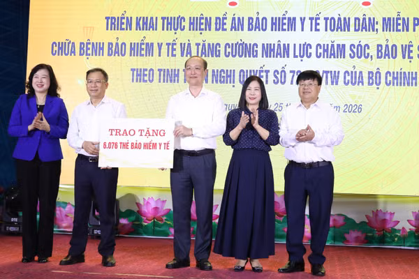Đồng chí Đào Hồng Lan, Ủy viên Trung ương Đảng, Bộ trưởng Y tế và đồng chí Lê Hùng Sơn, Giám đốc Bảo hiểm xã hội Việt Nam trao biển hỗ trợ bảo hiểm y tế cho ngành Y tế Thái Nguyên. (Ảnh: TUẤN SƠN)