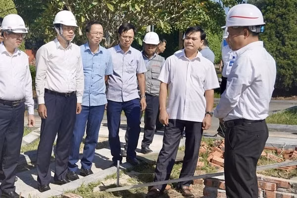 Lãnh đạo tỉnh Thái Nguyên kiểm tra tiến độ tu bổ, cải tạo Nghĩa trang Liệt sĩ Dốc Lim. (Ảnh: THU TRANG)