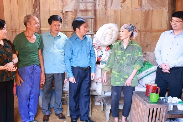 Thường trực Tỉnh ủy Thái Nguyên nắm tình hình, chỉ đạo công tác xóa nhà tạm, nhà dột nát tại xã Nghĩa Tá. (Ảnh: Ủy ban nhân dân tỉnh Thái Nguyên)