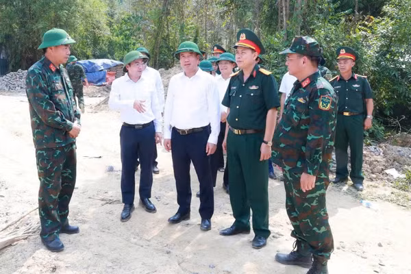 Lãnh đạo tỉnh Thái Nguyên kiểm tra công tác chuẩn bị tại thực địa. (Ảnh: DUY ĐỨC)