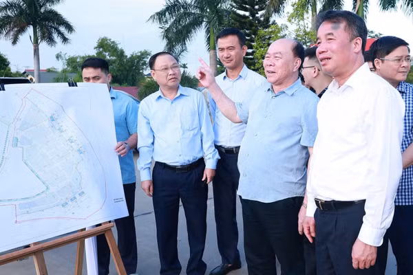 Lãnh đạo tỉnh Thái Nguyên kiểm tra dự án đầu tư xây dựng khu bến cảng bốc xếp hàng hóa Yên Bình. (Ảnh: Ủy ban nhân dân tỉnh Thái Nguyên)