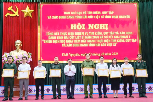 Khen thưởng các tập thể có thành tích xuất sắc. (Ảnh: TUẤN SƠN)
