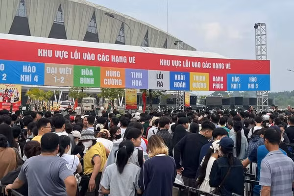 Người dân xếp hàng tại sân vận động Thái Nguyên đợi nhận vé miễn phí trong sáng 30/10. (Ảnh: Người dân cung cấp)