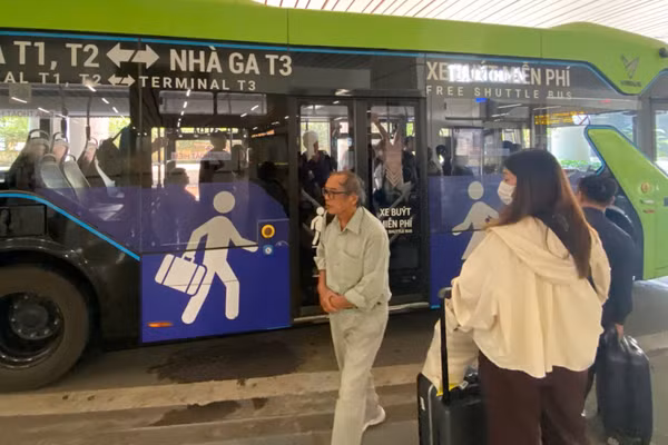 Xe buýt là phương tiện được lựa chọn để vận chuyển hành khách từ sân bay Tân Sơn Nhất và khu vực Thành phố Hồ Chí Minh đến sân bay Long Thành. (Ảnh: QUÝ HIỀN)
