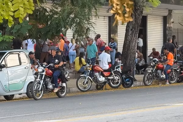 Người dân xếp hàng chờ giao dịch tại một chi nhánh ngân hàng ở thủ đô La Habana, Cuba. (Ảnh: TTXVN)