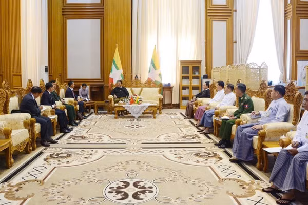 Quang cảnh buổi làm việc của Đại sứ Nguyễn Anh Đức và Chủ tịch Hạ viện Myanmar kiêm Chủ tịch Đảng Đoàn kết và Phát triển Liên bang. (Ảnh: Đại sứ quán Việt Nam tại Myanmar cung cấp)