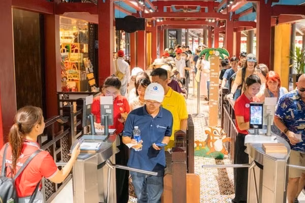 Du khách tham quan Sun World Bà Nà Hills dịp Quốc khánh 2/9. (Ảnh: ANH ĐÀO)