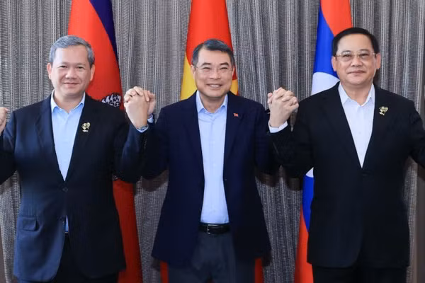 Trong khuôn khổ chuyến công tác tham dự Hội nghị cấp cao ASEAN lần thứ 48 tại Philippines, từ ngày 7-8/5, Thủ tướng Chính phủ Lê Minh Hưng có cuộc ăn sáng làm việc với Thủ tướng Campuchia Hun Manet (ngoài cùng, bên trái) và Thủ tướng Lào Sonexay Siphandone. (Ảnh: TTXVN)