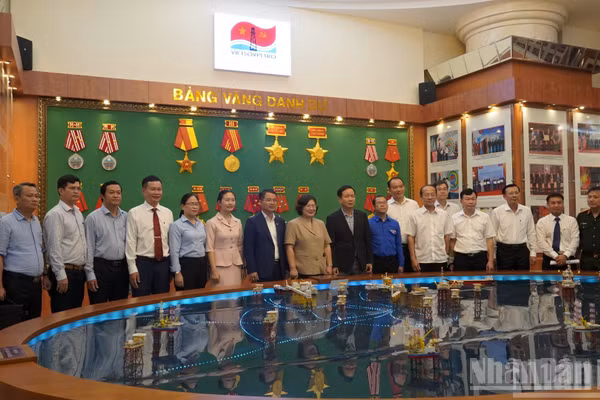 Đoàn khảo sát chụp ảnh lưu niệm với Đảng ủy Vietsovpetro. (Ảnh: Lê Đình Thìn)