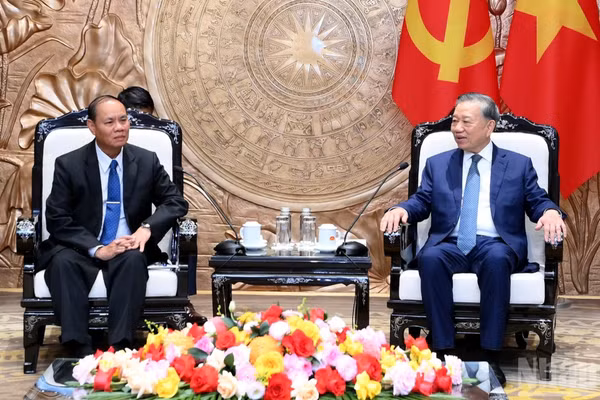 Tổng Bí thư, Chủ tịch nước Tô Lâm tiếp đồng chí Vilay Lakhamphong, Ủy viên Bộ Chính trị, Thường trực Ban Bí thư Trung ương Đảng Nhân dân Cách mạng Lào, tại Trụ sở Trung ương Đảng, ngày 15/10/2026. (Ảnh: ĐĂNG KHOA)