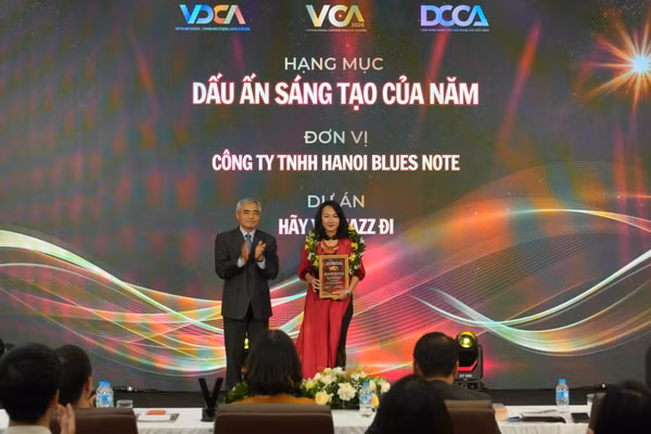 Chủ tịch Hội Truyền thông số Việt Nam Nguyễn Minh Hồng trao giải thưởng cho đại diện Dự án "Hãy yêu Jazz đi". (Ảnh: Ban tổ chức)