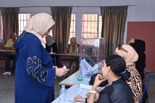 Cử tri bỏ phiếu trong cuộc bầu cử Hạ viện tại Rabat, Morocco, ngày 23/9/2026. (Ảnh: THX/TTXVN)