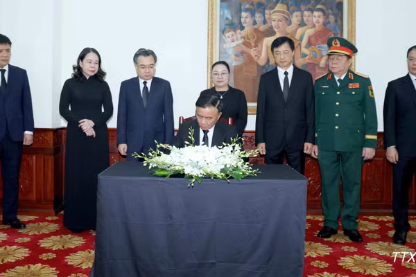 Thường trực Ban Bí thư Trần Cẩm Tú ghi sổ tang Chủ tịch Quốc hội Lào Saysomphone Phomvihane. (Ảnh: TTXVN)