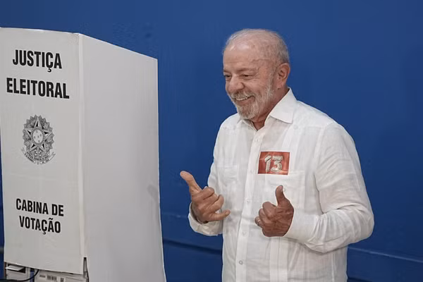 Tổng thống Brazil Lula da Silva bỏ phiếu tại một điểm bầu cử ở Sao Bernardo do Campo, Brazil, ngày 25/10/2026. (Ảnh: THX/TTXVN)