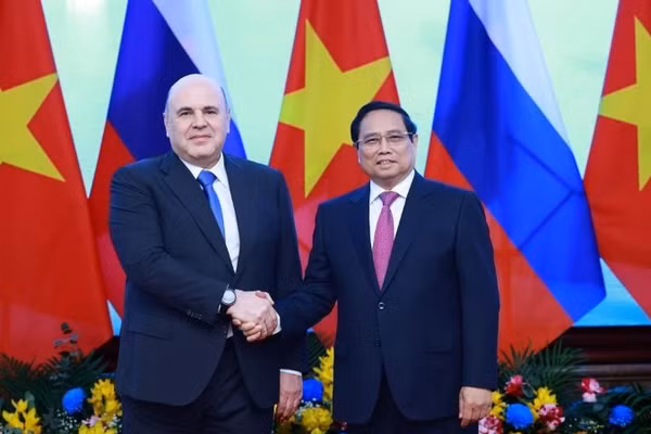 Thủ tướng Phạm Minh Chính và Thủ tướng Liên bang Nga Mikhail Mishustin chụp ảnh chung, ngày 14/1/2025. (Ảnh: TTXVN)