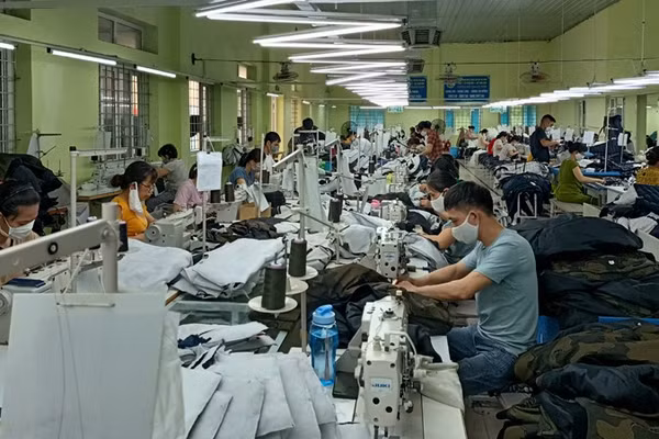 Sản xuất hàng may mặc tại Tổng Công ty cổ phần Dệt may Nam Định. (Ảnh: MINH ĐỨC)