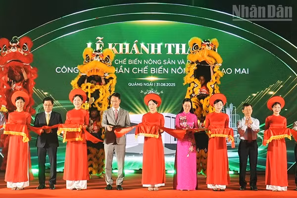 Các đại biểu cắt băng khánh thành Nhà máy chế biến nông sản và dược liệu Sao Mai