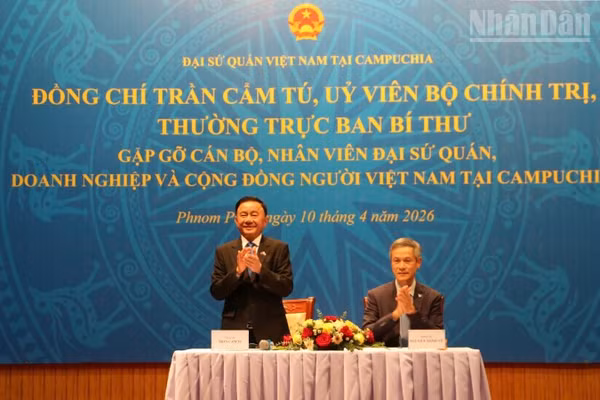 Thường trực Ban Bí thư Trần Cẩm Tú thăm Đại sứ quán Việt Nam tại Campuchia. (Ảnh: HUY VŨ)