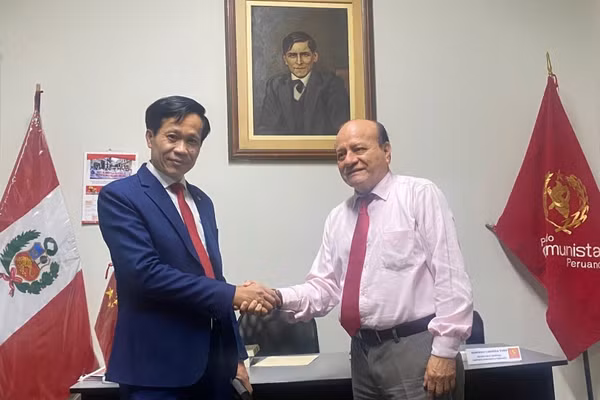 Phó Giám đốc Học viện Chính trị quốc gia Hồ Chí Minh Hoàng Phúc Lâm tặng cuốn sách “Khát vọng Việt Nam hùng cường trong kỷ nguyên mới’’ cho Tổng Bí thư Đảng Cộng sản Peru Domingo Cabrera Toro. (Ảnh: Đoàn đại biểu Đảng cộng sản Việt Nam/TTXVN)