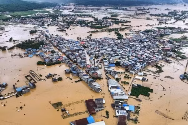 Ngày 6/7/2026, hồ chứa Lục Lam ở thành phố Hoành Châu thuộc Nam Ninh, Khu tự trị dân tộc Choang Quảng Tây bị vỡ đập, gây ngập lụt ở khu vực hạ du. (Ảnh: Tân Hoa Xã)