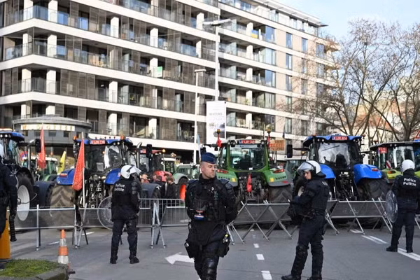 Cảnh sát làm nhiệm vụ gần tòa nhà Europa ở Brussels, Bỉ, ngày 18/12/2025. (Ảnh: Tân Hoa Xã)