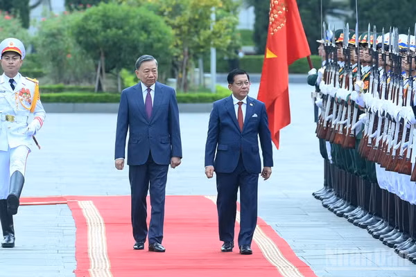 Tổng Bí thư, Chủ tịch nước Tô Lâm và Tổng thống Myanmar Min Aung Hlaing duyệt Đội danh dự Quân đội nhân dân Việt Nam tại Lễ đón. (Ảnh: ĐĂNG KHOA)