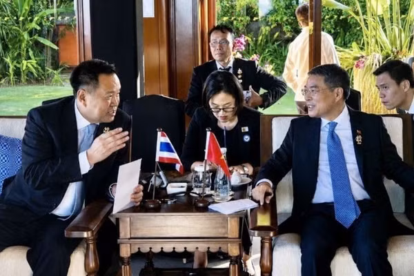 Trong khuôn khổ chuyến công tác tham dự Hội nghị cấp cao ASEAN lần thứ 48 tại Philippines, ngày 8/5/2026, Thủ tướng Lê Minh Hưng đã gặp Thủ tướng Thái Lan Anutin Charnvirakul. (Ảnh: TTXVN)