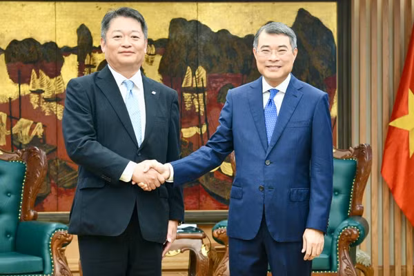 Thủ tướng Chính phủ Lê Minh Hưng và ông Nagasaki Kotaro, Thống đốc tỉnh Yamanashi (Nhật Bản). (Ảnh: THANH GIANG)