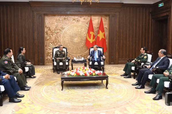Tổng Bí thư, Chủ tịch nước Tô Lâm tiếp Đại tướng Tea Seiha, Ủy viên Ban Thường vụ Đảng Nhân dân Campuchia (CPP), Phó Thủ tướng, Bộ trưởng Quốc phòng Campuchia, tại Trụ sở Trung ương Đảng, ngày 14/10/2026. (Ảnh: ĐĂNG KHOA)
