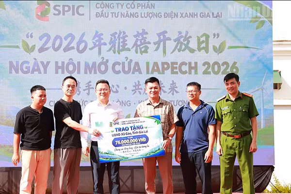Trao tặng xã Gào 76 triệu đồng tại ngày hội. (Ảnh: PHÚC THẮNG)
