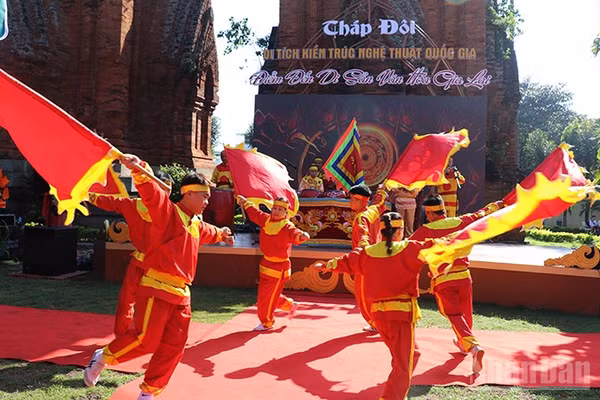 Trình diễn tiết mục "Trống trận Quang Trung" kết hợp múa cờ Hội Tây Sơn. (Ảnh: PHÚC THẮNG)