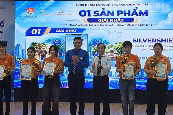 Trao giải Nhất cho đội Trường cao đẳng FPT Polytechnic Quy Nhơn. (Ảnh: PHÚC THẮNG)